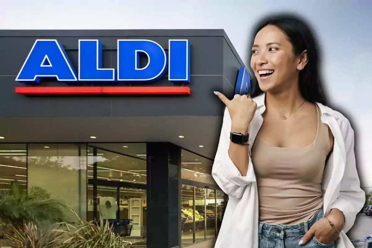 Dona somrient assenyalant l’entrada d’una botiga Aldi
