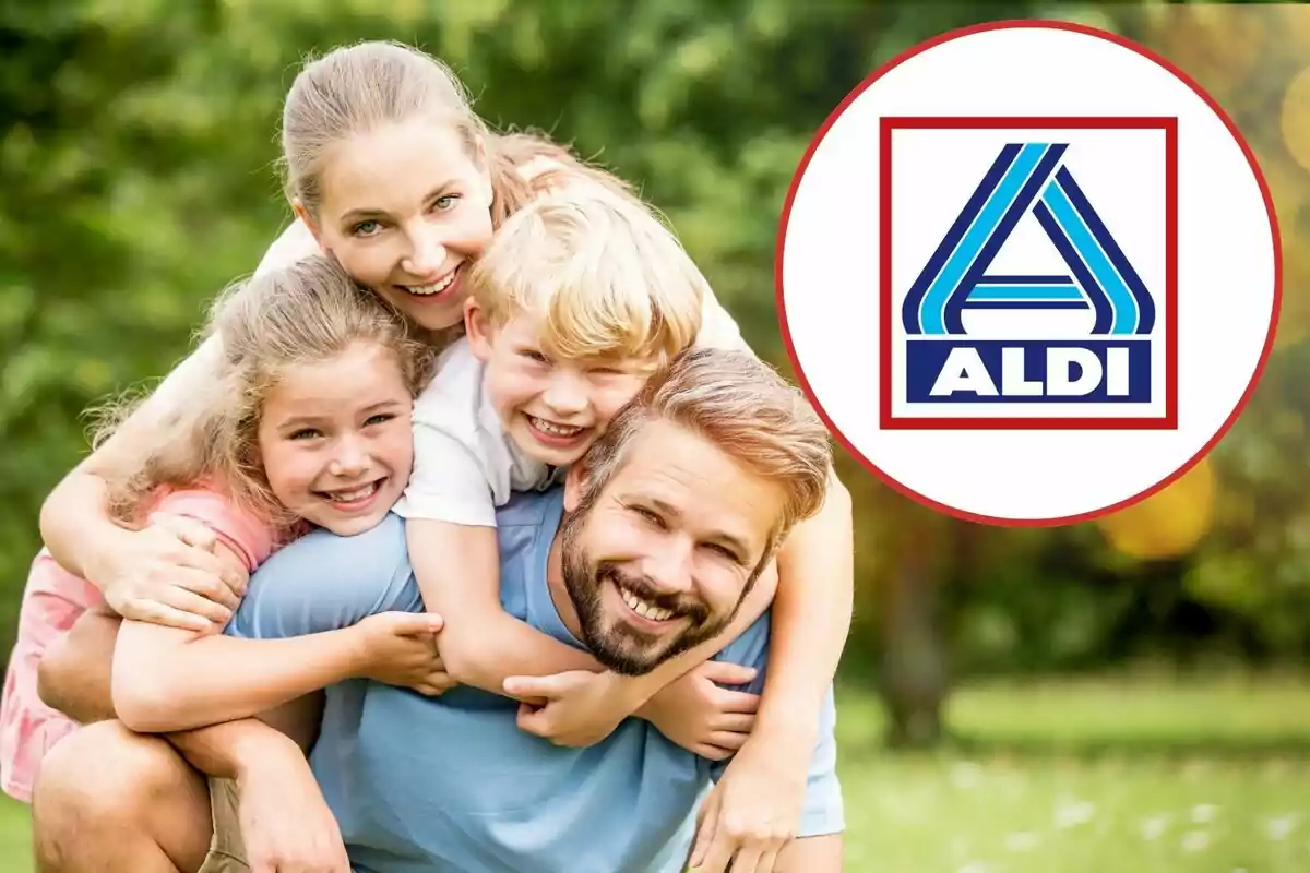 Família somrient abraçant-se en un parc amb el logotip d’ALDI a la dreta