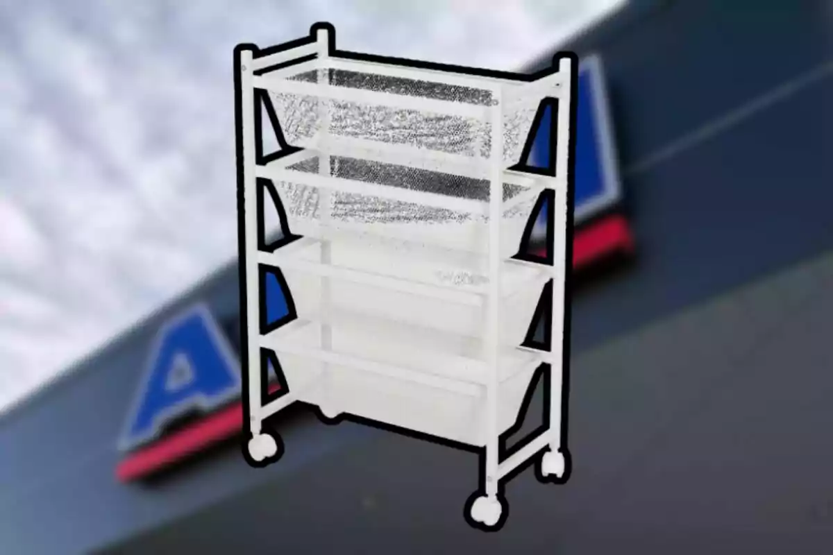 Carro organizador blanco de cuatro niveles con ruedas sobre un fondo desenfocado de una tienda Carro organizador blanco de cuatro niveles con ruedas sobre un fondo desenfocado de una tienda