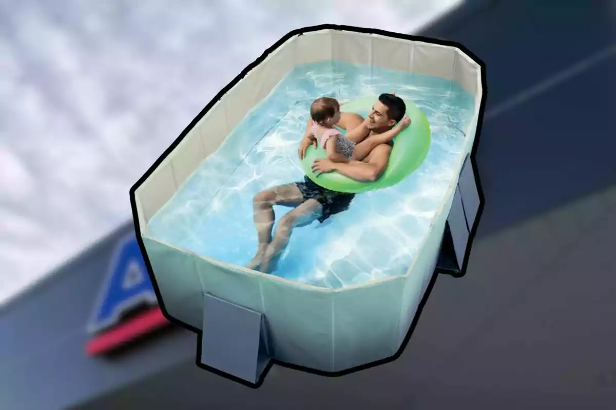 Un home i una nena gaudeixen en una piscina inflable fent servir un flotador verd Un home i una nena gaudeixen en una piscina inflable fent servir un flotador verd