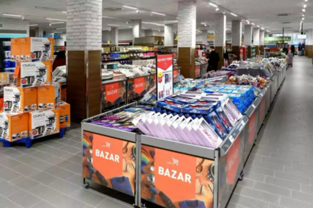 Passadís de supermercat amb productes variats i caixes apilades en exposició Passadís de supermercat amb productes variats i caixes apilades en exposició