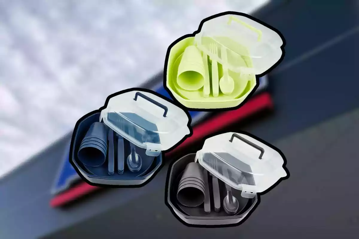 Tres estuches de plástico en diferentes colores que contienen vasos, tenedores, cuchillos y cucharas reutilizables sobre un fondo desenfocado. Tres estuches de plástico en diferentes colores que contienen vasos, tenedores, cuchillos y cucharas reutilizables sobre un fondo desenfocado.