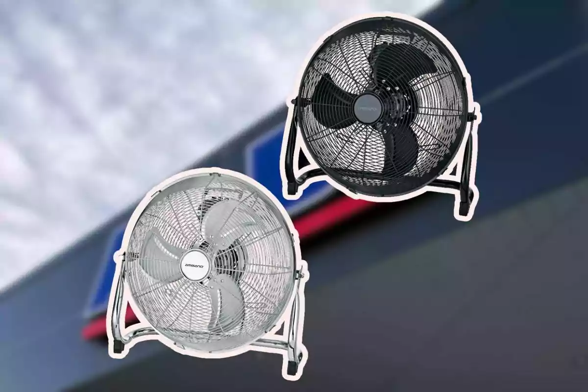 Dos ventiladores de piso de diferentes colores sobre un fondo desenfocado Dos ventiladores de piso de diferentes colores sobre un fondo desenfocado