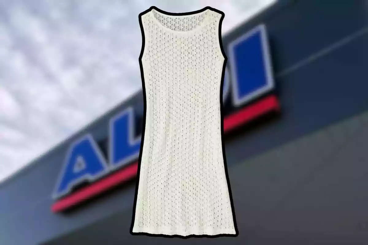 Vestido blanco sin mangas de punto sobre un fondo borroso de una tienda. Vestido blanco sin mangas de punto sobre un fondo borroso de una tienda.