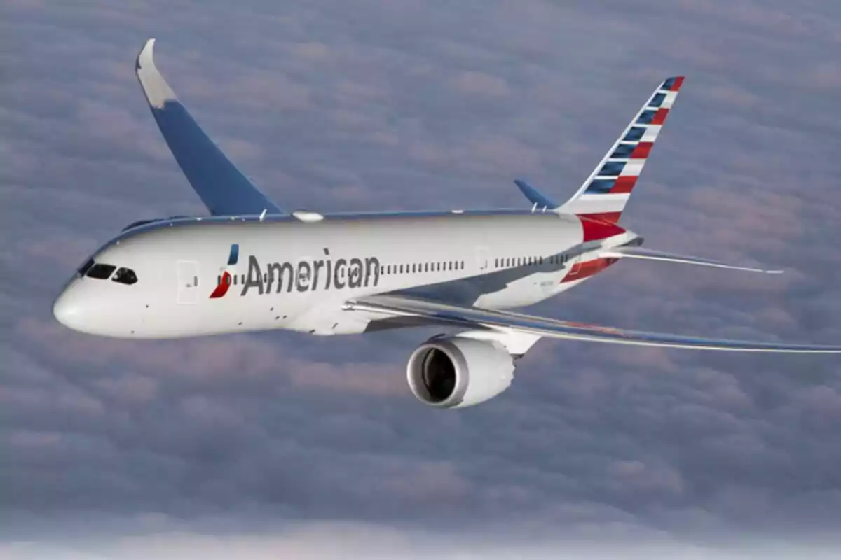 Avión de American Airlines volando sobre un mar de nubes Avión de American Airlines volando sobre un mar de nubes