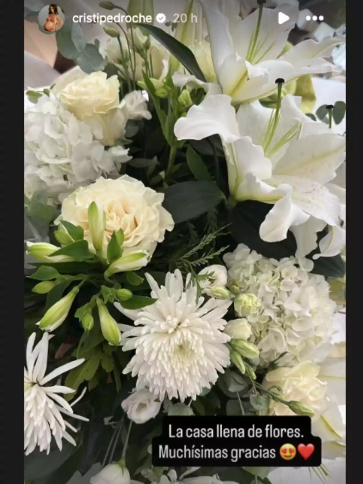 El ramo de flores blancas y crema de Cristina Pedroche, acompañado de un mensaje de agradecimiento El ramo de flores blancas y crema de Cristina Pedroche, acompañado de un mensaje de agradecimiento