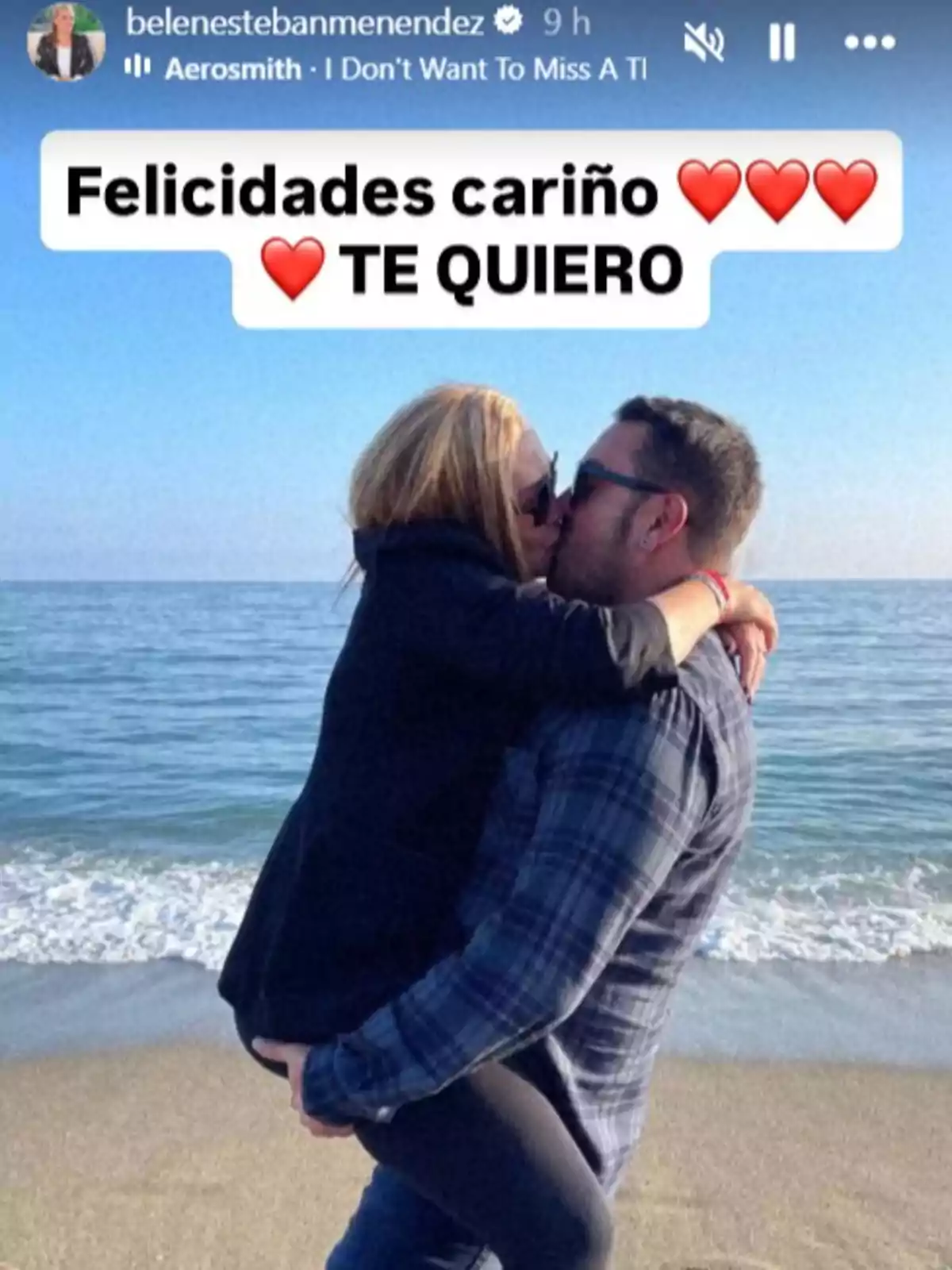 Belén Esteban i Miguel Marcos abraçada i besant-se a la platja amb un missatge de felicitació i amor a la part superior Belén Esteban i Miguel Marcos abraçada i besant-se a la platja amb un missatge de felicitació i amor a la part superior