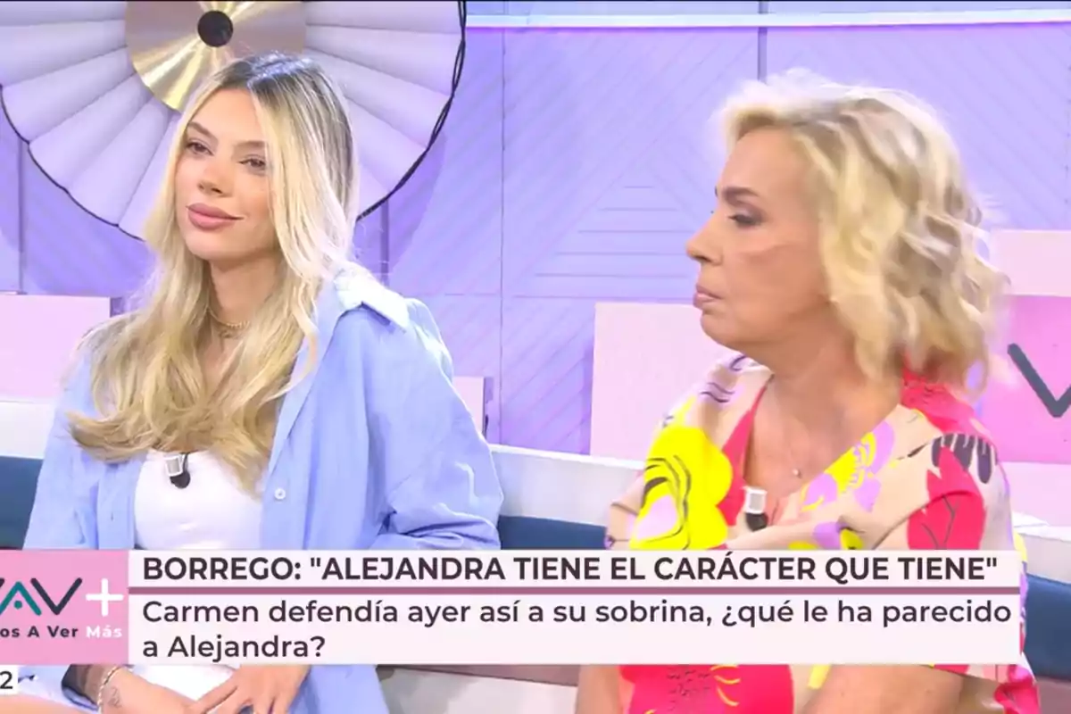 Carmen Borrego i Alejandra Rubio assegudes a 'Vamos a ver' amb decoració en tons liles i un rètol a la pantalla que mostra un titular sobre Alejandra i Carmen Carmen Borrego i Alejandra Rubio assegudes a 'Vamos a ver' amb decoració en tons liles i un rètol a la pantalla que mostra un titular sobre Alejandra i Carmen