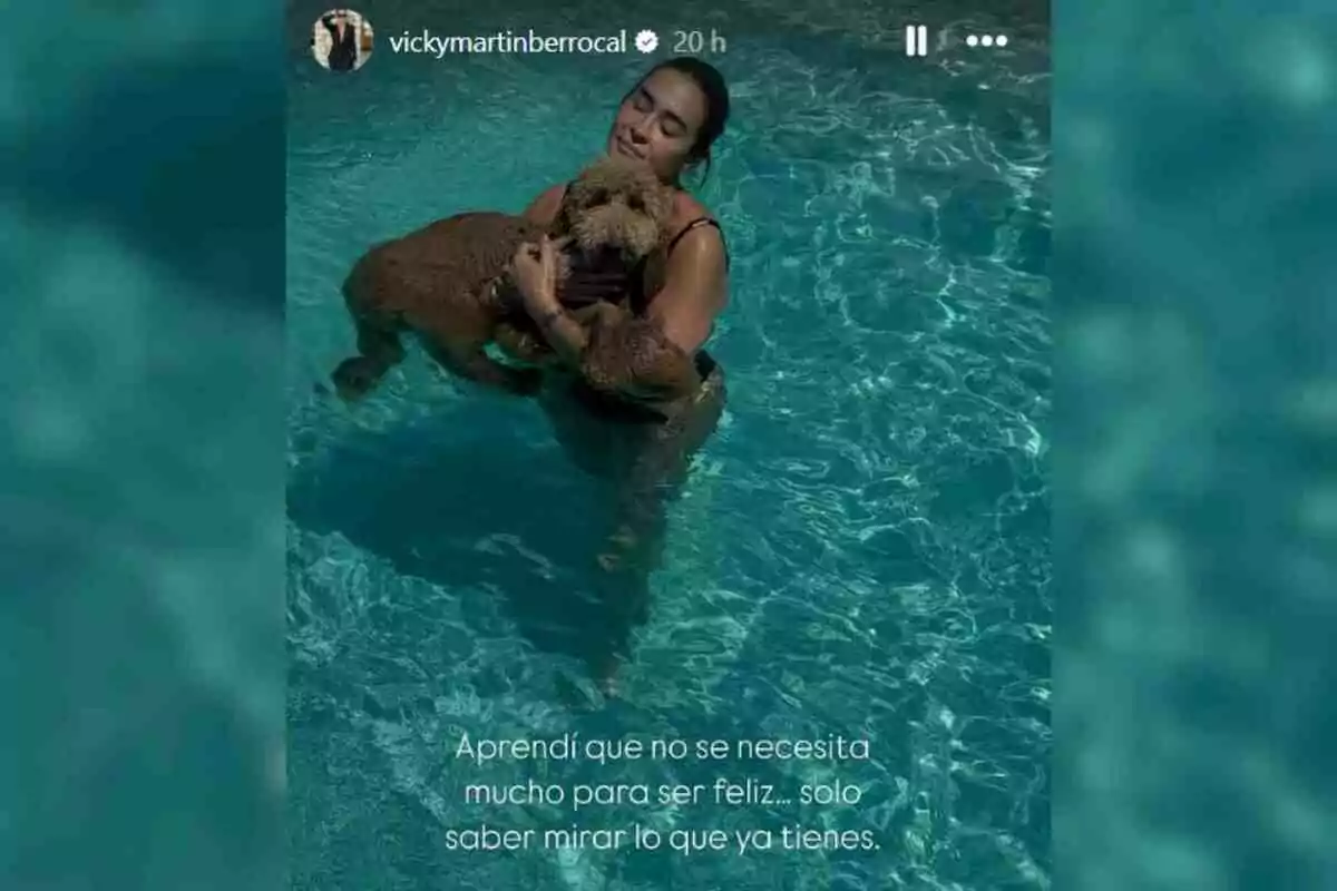 Vicky Martín Berrocal abraçant un gos dins d’una piscina amb una expressió de felicitat i un missatge sobre la importància de valorar el que es té. Vicky Martín Berrocal abraçant un gos dins d’una piscina amb una expressió de felicitat i un missatge sobre la importància de valorar el que es té.