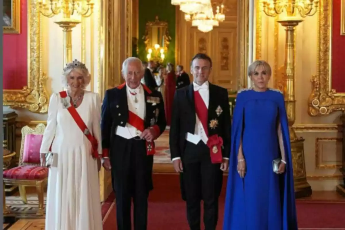 Quatre persones elegantment vestides posen en un saló luxós decorat amb detalls daurats i làmpades de canelobre. Quatre persones elegantment vestides posen en un saló luxós decorat amb detalls daurats i làmpades de canelobre.