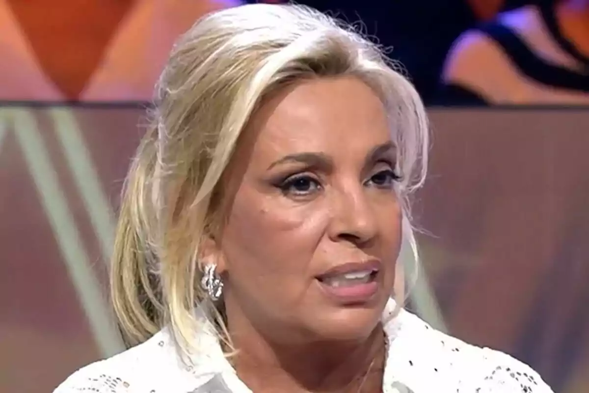 Carmen Borrego rossa amb expressió seriosa en un plató de De Viernes. Carmen Borrego rossa amb expressió seriosa en un plató de De Viernes.