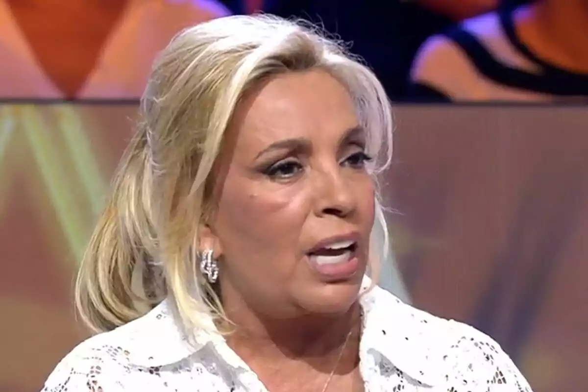 Carmen Borrego rossa amb expressió seriosa parlant a De Viernes Carmen Borrego rossa amb expressió seriosa parlant a De Viernes