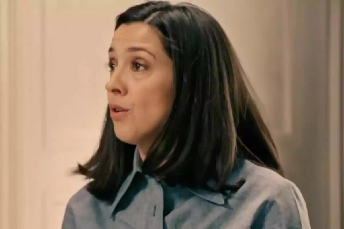 Carolina Lapausa amb camisa blau clar mirant cap a l’esquerra en un ambient interior. Carolina Lapausa amb camisa blau clar mirant cap a l’esquerra en un ambient interior.