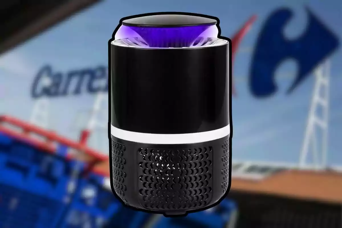 Purificador d’aire negre amb llum violeta a la part superior sobre un fons desenfocat d’una botiga Carrefour Purificador d’aire negre amb llum violeta a la part superior sobre un fons desenfocat d’una botiga Carrefour