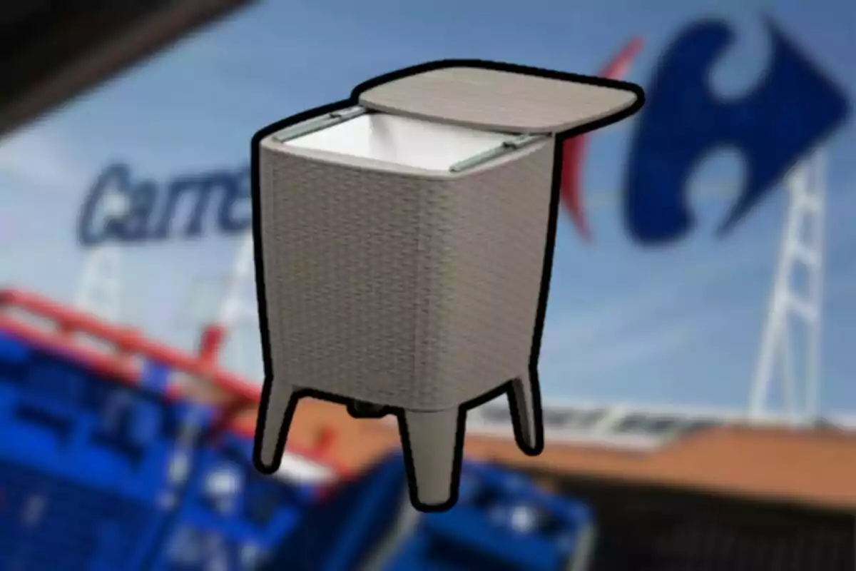 En la imagen aparece una hielera de mimbre sintético con tapa abierta y fondo desenfocado de un supermercado.