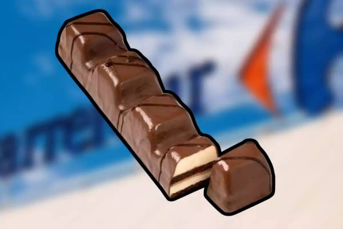 Barra de xocolata farcida amb capes de galeta i crema sobre un fons desenfocat blau i blanc Barra de xocolata farcida amb capes de galeta i crema sobre un fons desenfocat blau i blanc