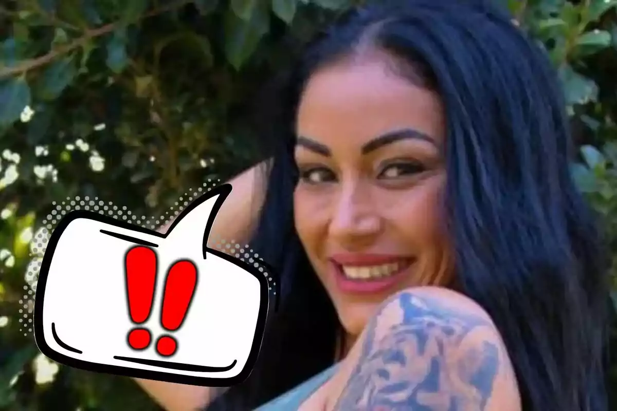 Mujer de cabello largo y oscuro sonriendo, que es Dakota Tarraga, al aire libre con un tatuaje visible en el brazo y un gráfico de bocadillo con signos de exclamación rojos en primer plano.