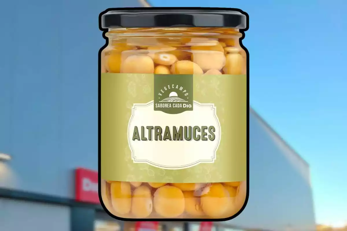 Pot de tramussos en conserva amb etiqueta verda i tapa negra sobre un fons de supermercat desenfocat Pot de tramussos en conserva amb etiqueta verda i tapa negra sobre un fons de supermercat desenfocat