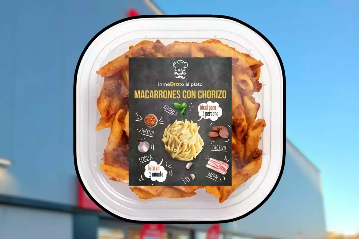 Envàs de plàstic amb macarrons amb xoriço llest per escalfar, amb etiqueta que mostra els ingredients i recomanacions Envàs de plàstic amb macarrons amb xoriço llest per escalfar, amb etiqueta que mostra els ingredients i recomanacions