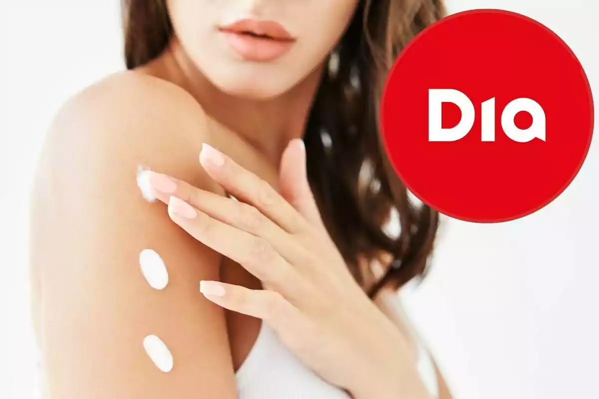 Dona aplicant-se crema a l’espatlla amb el logotip de la botiga Dia en un cercle vermell Dona aplicant-se crema a l’espatlla amb el logotip de la botiga Dia en un cercle vermell