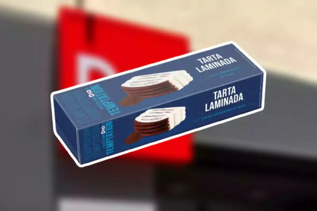 Caixa blava de pastís laminat amb cobertura de cacau de la marca Dia sobre un fons desenfocat Caixa blava de pastís laminat amb cobertura de cacau de la marca Dia sobre un fons desenfocat