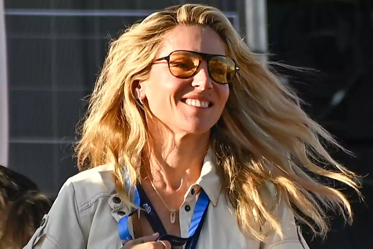Elsa Pataky con gafas de sol sonríe al aire libre Elsa Pataky con gafas de sol sonríe al aire libre