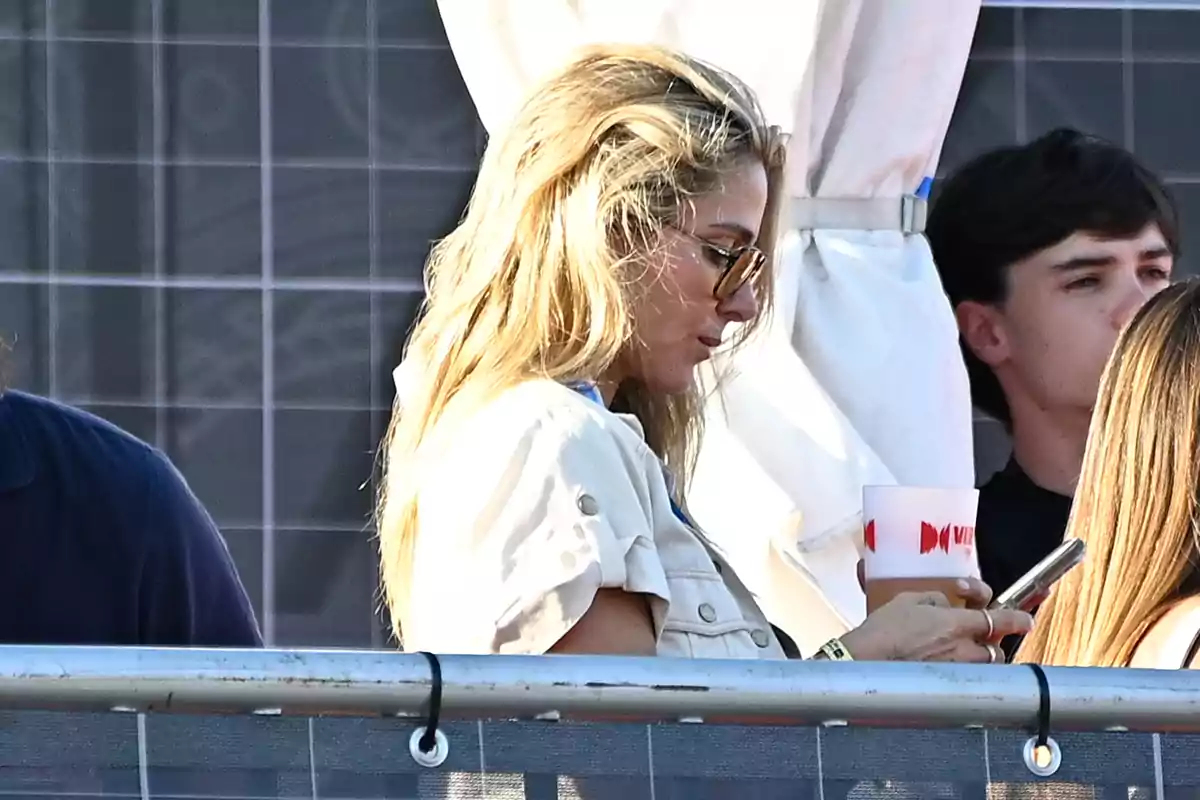 Elsa Pataky con gafas de sol mirando su teléfono móvil y sosteniendo un vaso en un evento al aire libre Elsa Pataky con gafas de sol mirando su teléfono móvil y sosteniendo un vaso en un evento al aire libre