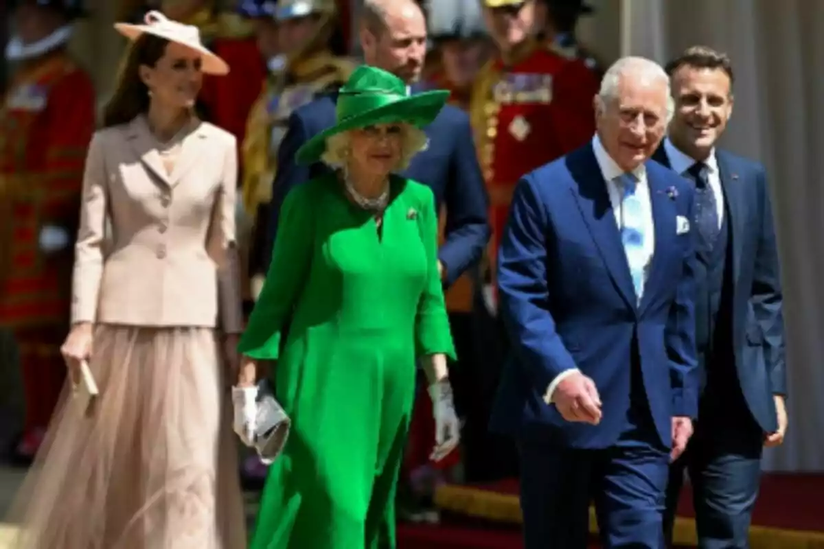 Grup de persones elegantment vestides, que són la Família Reial britànica juntament amb Emmanuel Macron, caminant a l’aire lliure durant un esdeveniment formal. Grup de persones elegantment vestides, que són la Família Reial britànica juntament amb Emmanuel Macron, caminant a l’aire lliure durant un esdeveniment formal.