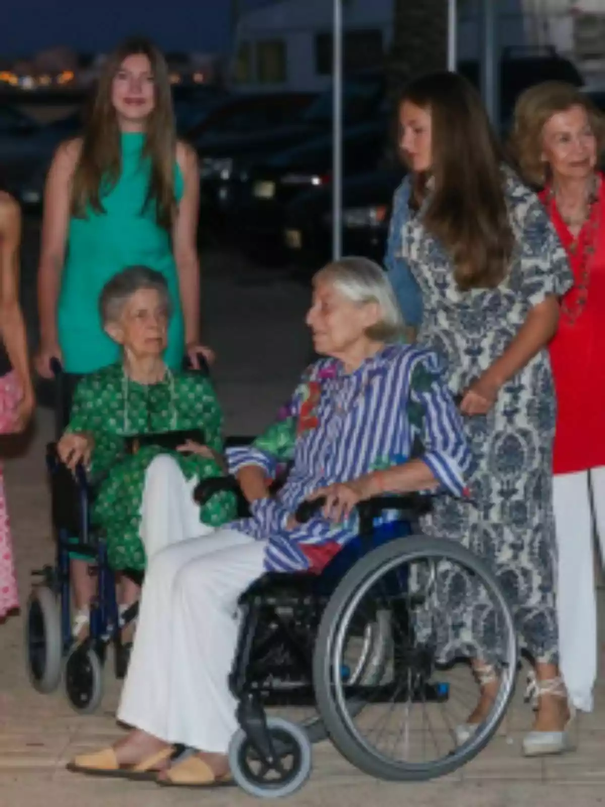 La infanta Sofía, Irene de Grecia, Tatiana Radziwill, la Princesa Leonor y la Reina Sofía llegan al restaurante La infanta Sofía, Irene de Grecia, Tatiana Radziwill, la Princesa Leonor y la Reina Sofía llegan al restaurante