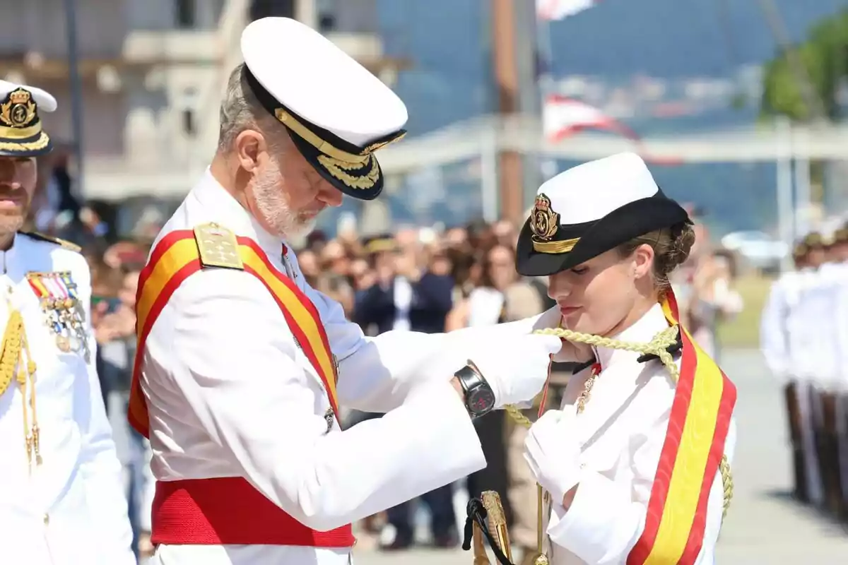El Rey Felipe VI impone a Su Alteza Real la Princesa de Asturias la Gran Cruz del Mérito Naval con distintivo blanco, a 16 de julio de 2025, en Marín, Pontevedra. El Rey Felipe VI impone a Su Alteza Real la Princesa de Asturias la Gran Cruz del Mérito Naval con distintivo blanco, a 16 de julio de 2025, en Marín, Pontevedra.