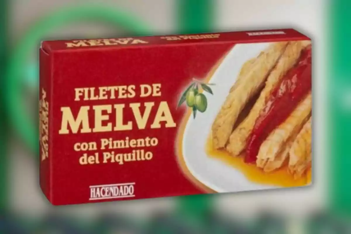 Caixa vermella de filets de melva amb pebrot del piquillo de la marca Hacendado amb una imatge del producte en un plat Caixa vermella de filets de melva amb pebrot del piquillo de la marca Hacendado amb una imatge del producte en un plat