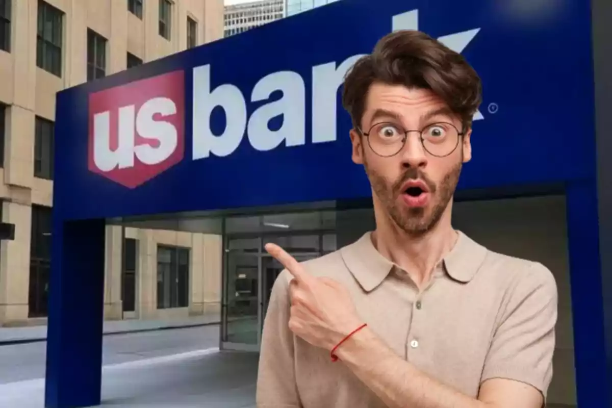 Hombre con expresión de sorpresa y señalando hacia el letrero de un banco US Bank en la entrada de un edificio