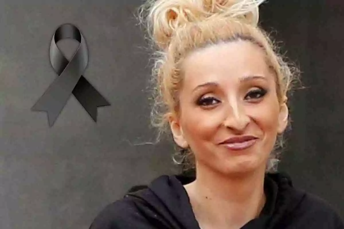 Michu amb monyo alt i expressió serena al costat d’un llaç negre de dol sobre fons gris