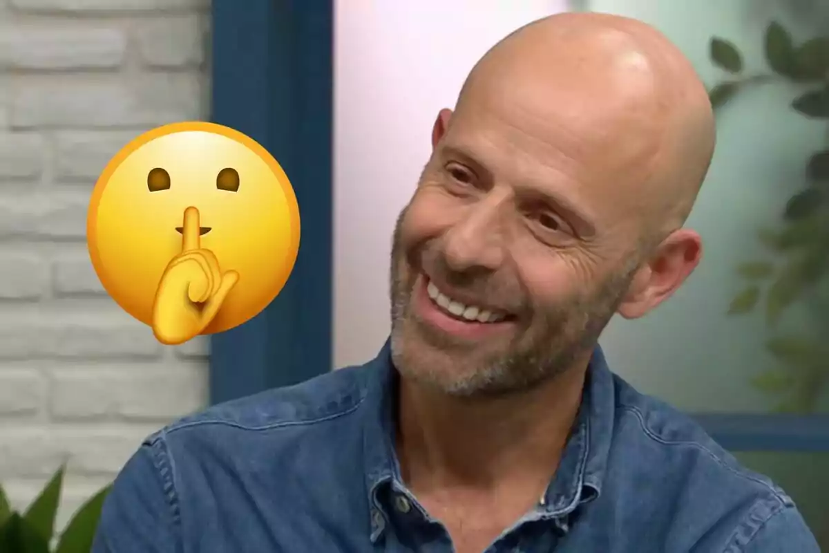 Home calb somrient amb una camisa texana i un emoji de silenci al costat