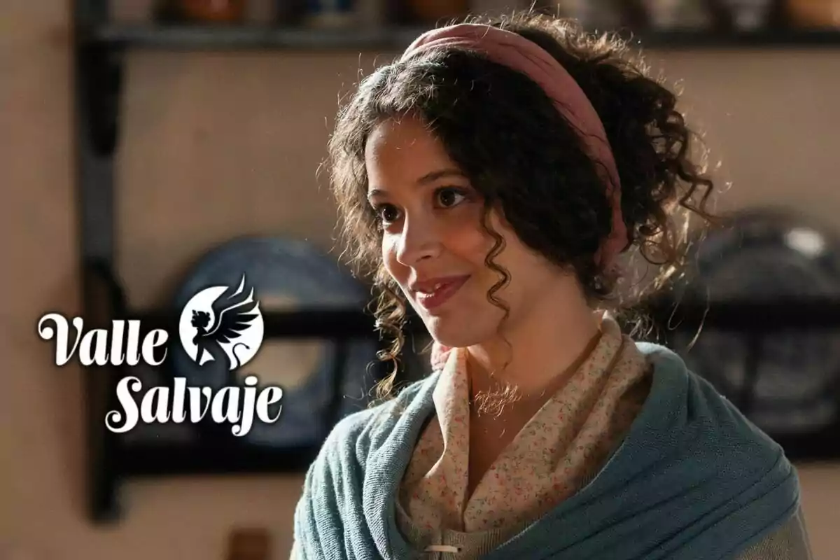 Dona de cabells arrissats amb diadema rosa i roba vintage somriu, al costat del logotip de Valle Salvaje