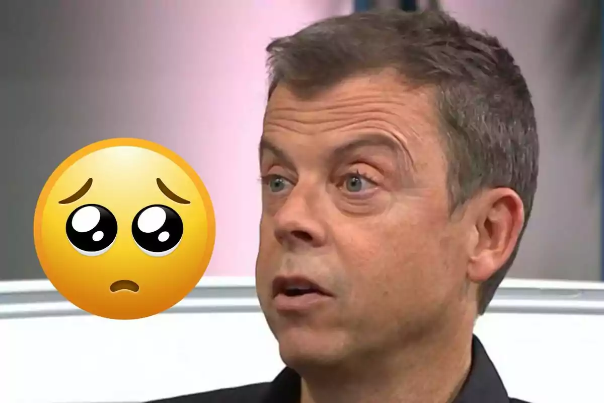 Hombre de cabello corto con expresión seria y un emoji de carita triste con ojos grandes a su lado