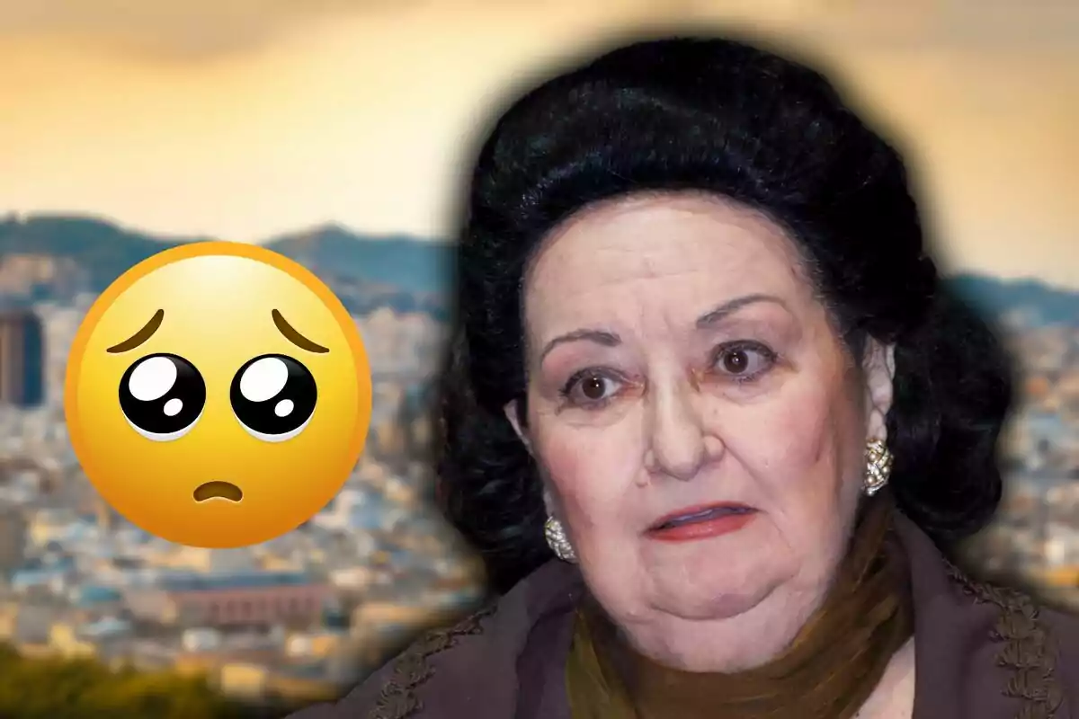 Mujer mayor de expresión seria junto a un emoji de carita triste sobre un fondo de ciudad desenfocado