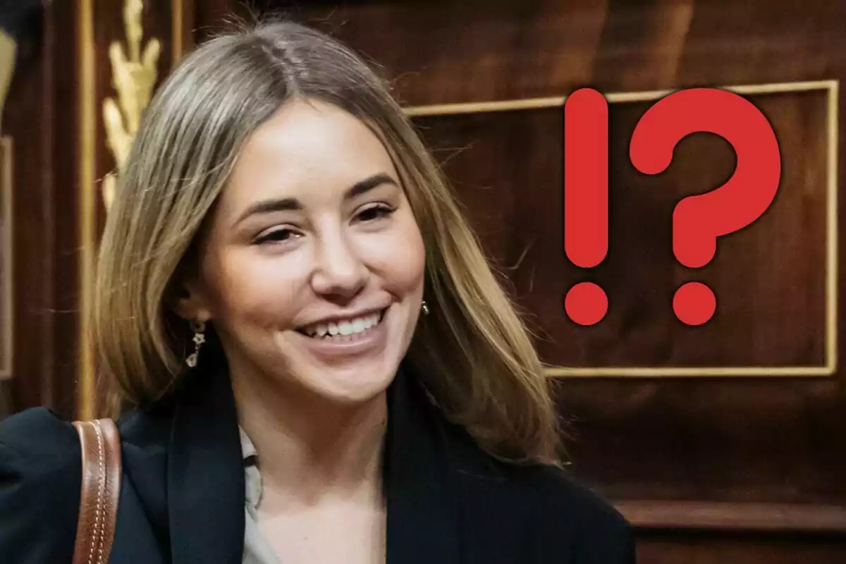 Joven sonriente con cabello rubio y símbolos de exclamación e interrogación en rojo al fondo