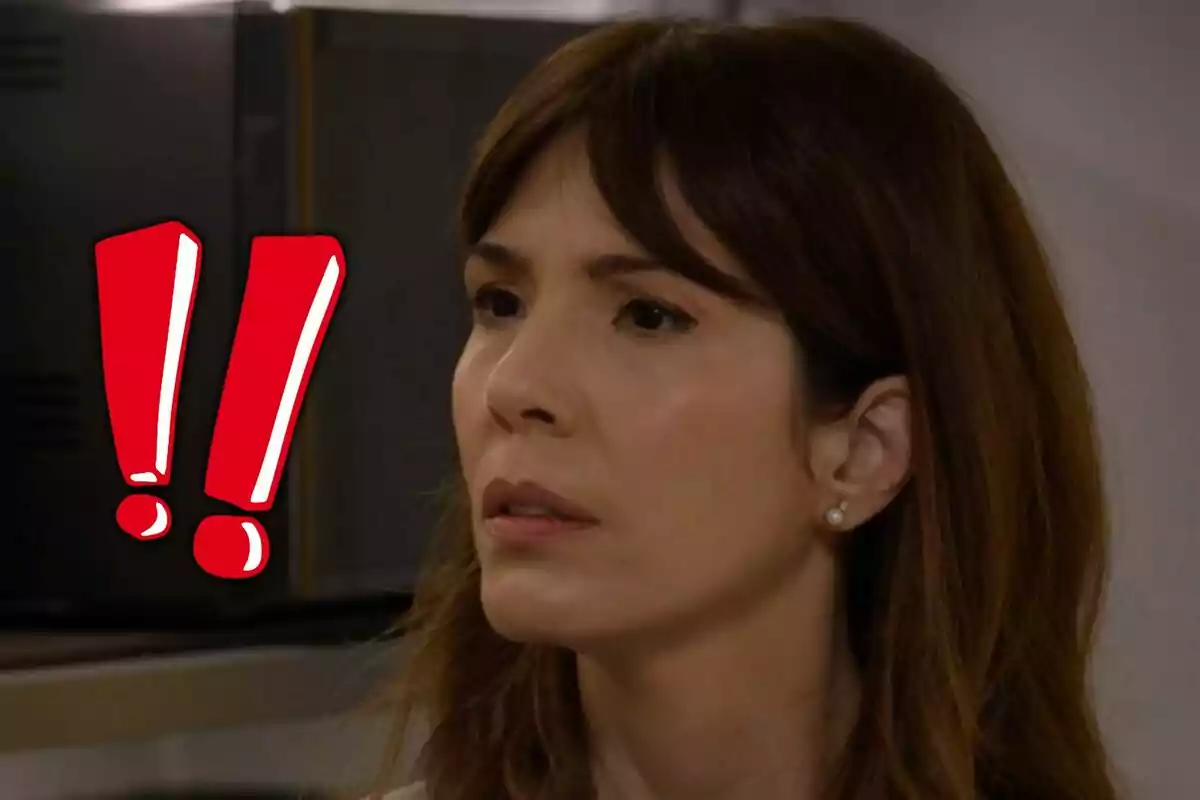 Dona amb expressió de sorpresa acompanyada de dos signes d’exclamació vermells grans a l’esquerra