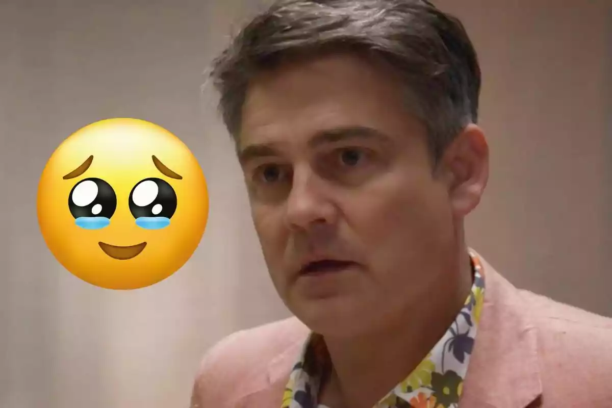 Hombre de cabello corto y canoso con expresión seria usando saco rosa y camisa floreada junto a un emoji de carita con ojos brillosos y lágrimas pequeñas