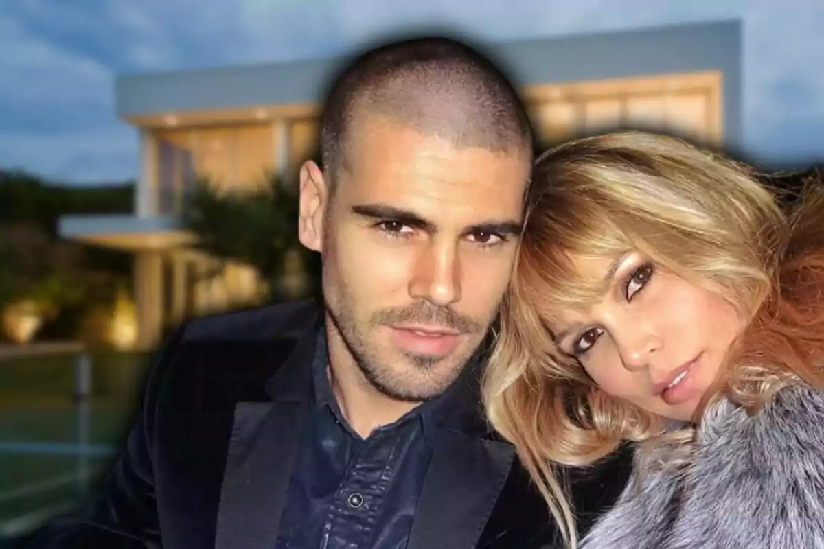 Pareja posando juntos frente a una casa moderna iluminada al atardecer
