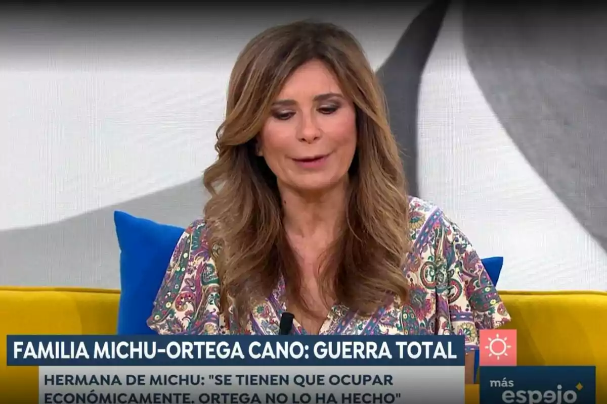Gema López asseguda en un sofà groc durant un programa de televisió amb gràfics informatius a la part inferior de la pantalla. Gema López asseguda en un sofà groc durant un programa de televisió amb gràfics informatius a la part inferior de la pantalla.