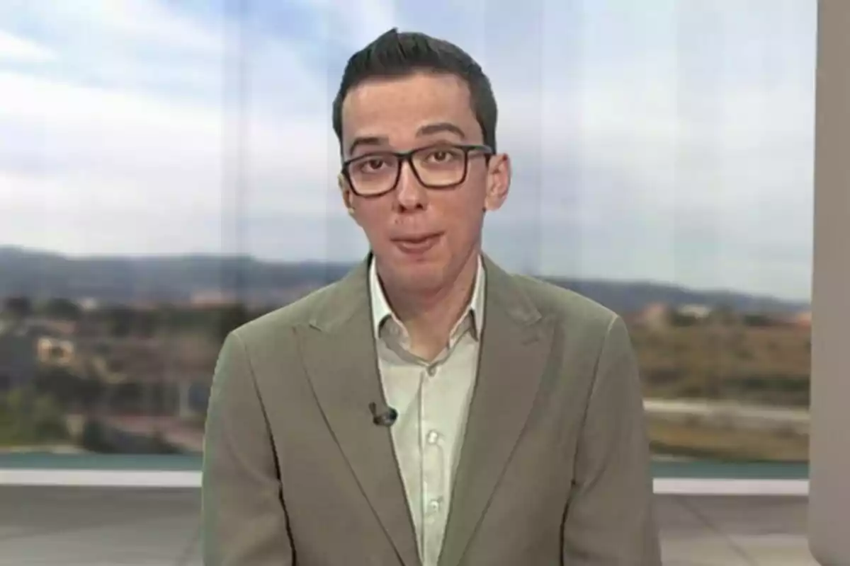 Hombre joven con gafas, que es Gori Masip, hablando frente a una ventana con paisaje desenfocado de fondo. Hombre joven con gafas, que es Gori Masip, hablando frente a una ventana con paisaje desenfocado de fondo.