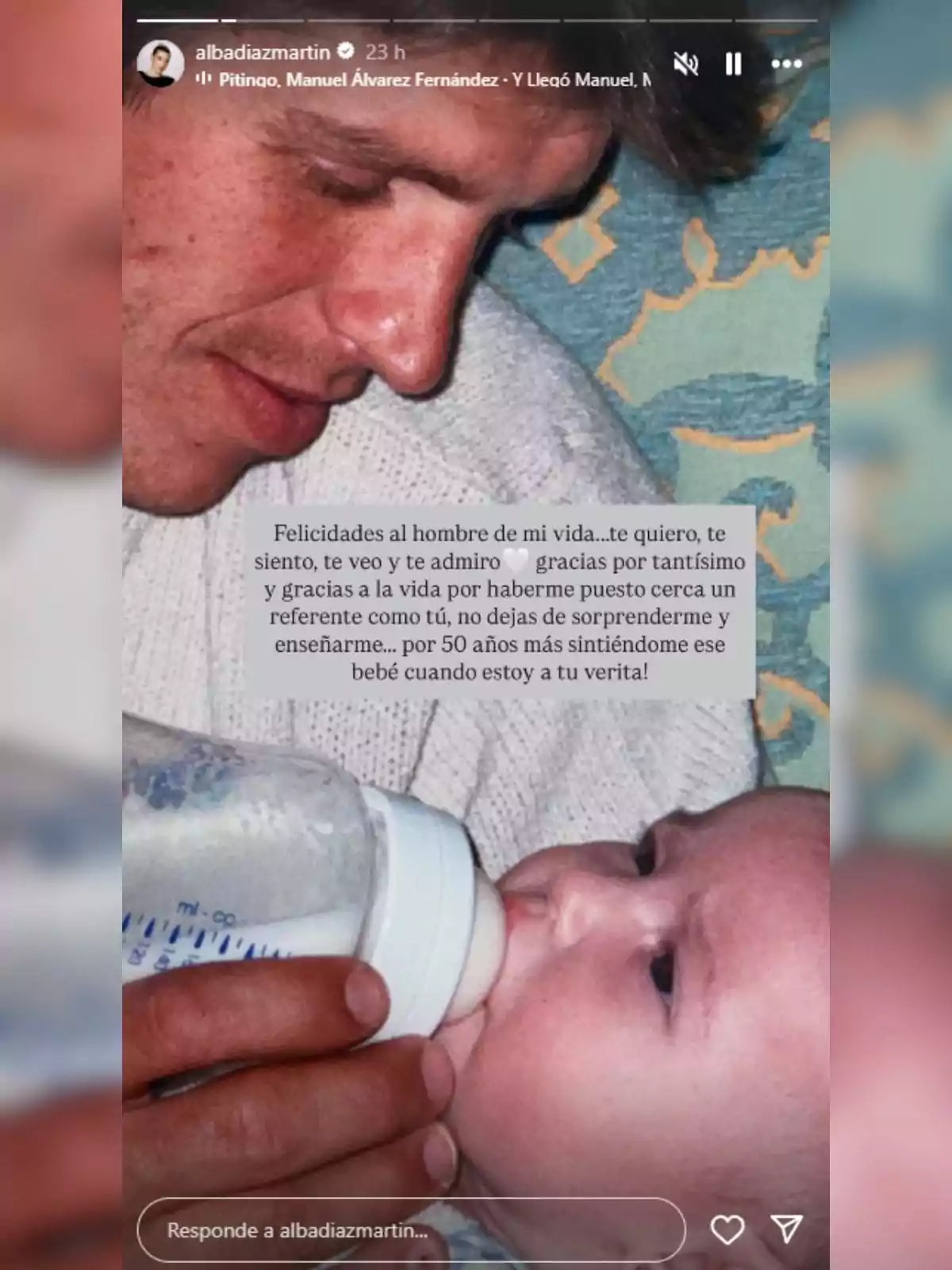 Manuel Díaz sosté i alimenta un nadó amb un biberó, que és la seva filla, Alba Díaz, mentre tots dos estan estirats sobre una manta de colors clars, acompanyat d’un missatge emotiu de felicitació i agraïment. Manuel Díaz sosté i alimenta un nadó amb un biberó, que és la seva filla, Alba Díaz, mentre tots dos estan estirats sobre una manta de colors clars, acompanyat d’un missatge emotiu de felicitació i agraïment.