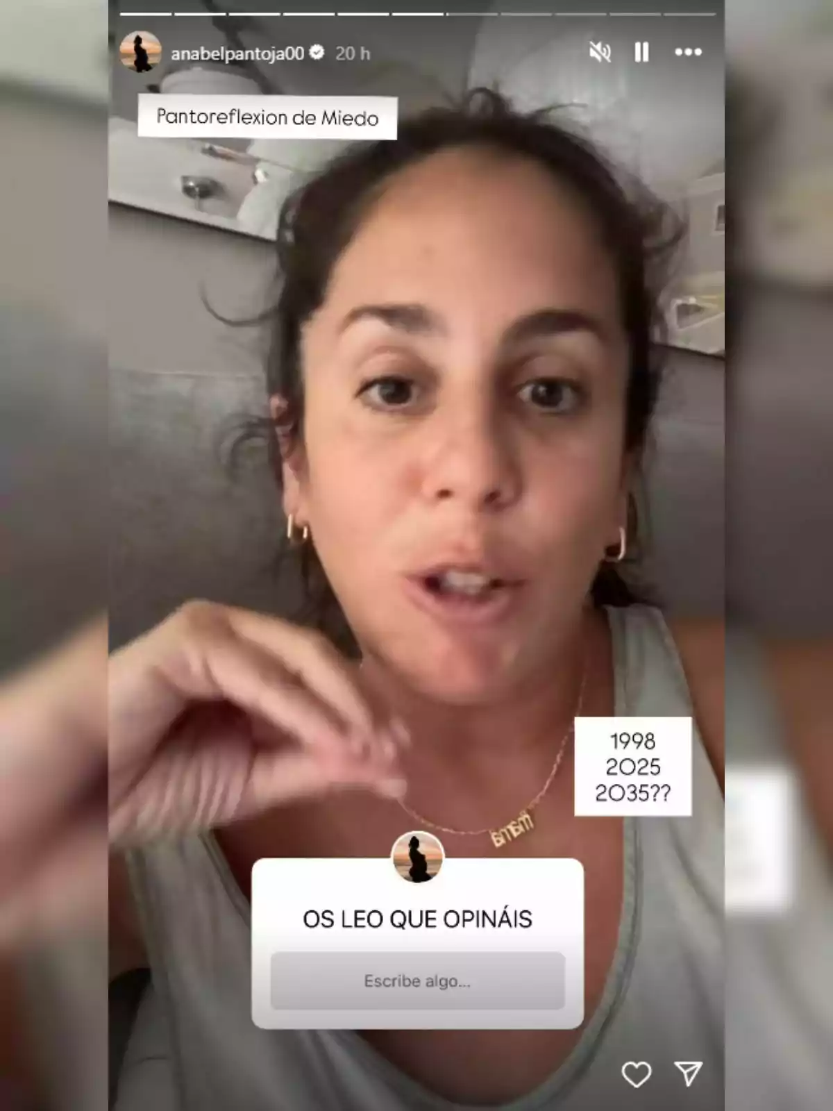 Anabel Pantoja amb els cabells recollits parlant davant de la càmera amb un quadre de text que convida a opinar i diversos textos superposats a la imatge.