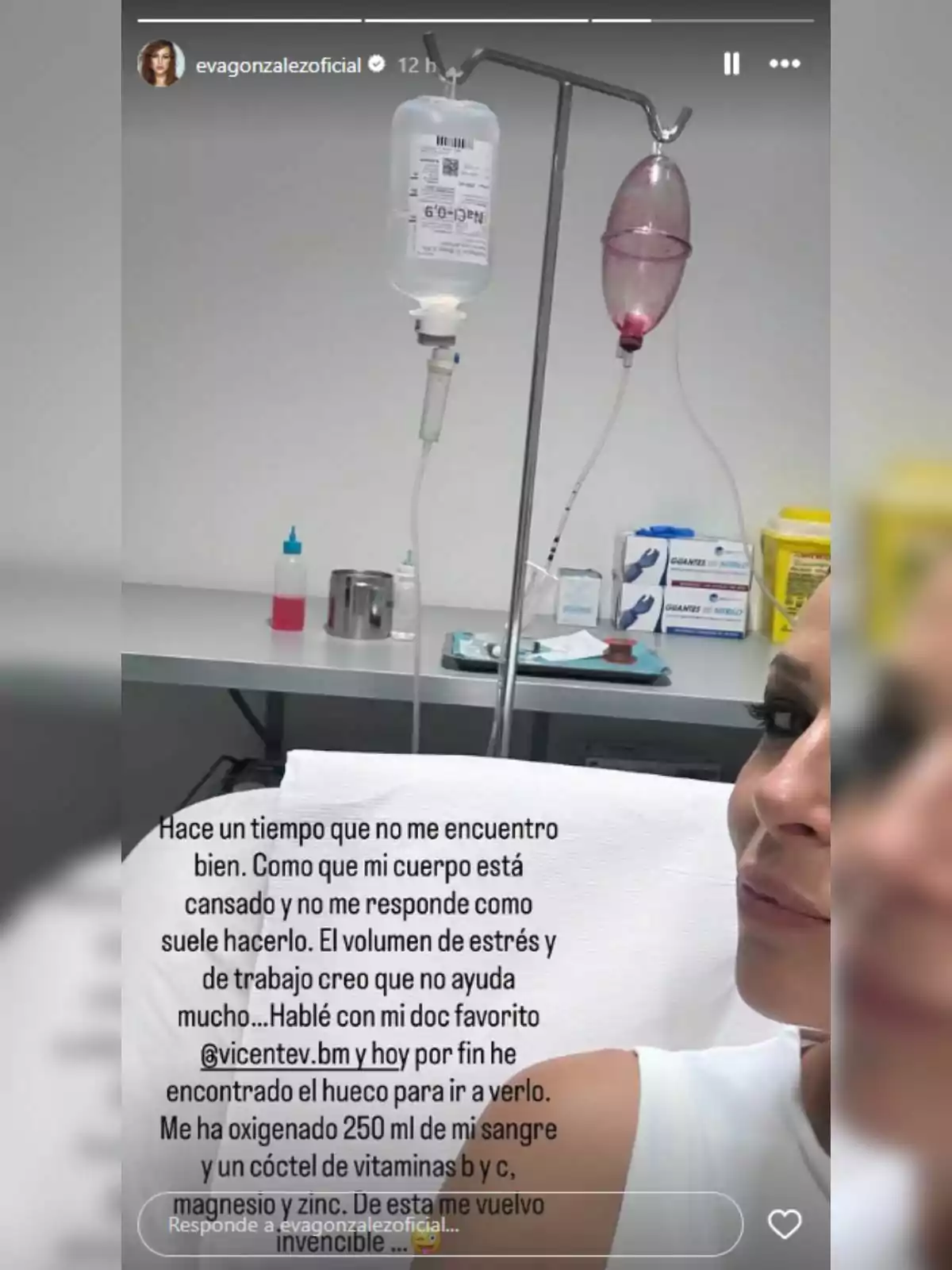 Eva González estirada en una llitera d’hospital amb una via intravenosa connectada, al costat d’un sèrum i un recipient de sang, en un entorn mèdic amb subministraments i guants al fons, mentre es mostra un text sobre el seu estat de salut i tractament. Eva González estirada en una llitera d’hospital amb una via intravenosa connectada, al costat d’un sèrum i un recipient de sang, en un entorn mèdic amb subministraments i guants al fons, mentre es mostra un text sobre el seu estat de salut i tractament.