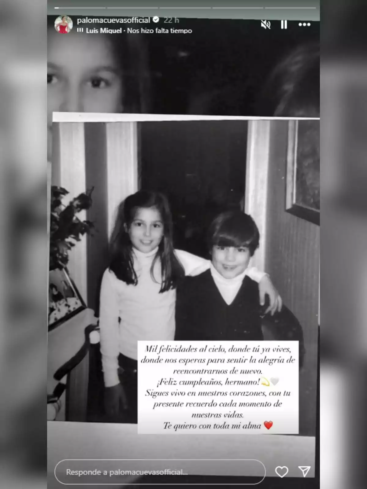 Dos niños posan juntos -uno de ellos es Paloma Cuevas- y sonríen en una fotografía en blanco y negro, con un mensaje emotivo superpuesto que expresa felicitaciones y cariño hacia un hermano que ya no está presente. Dos niños posan juntos -uno de ellos es Paloma Cuevas- y sonríen en una fotografía en blanco y negro, con un mensaje emotivo superpuesto que expresa felicitaciones y cariño hacia un hermano que ya no está presente.