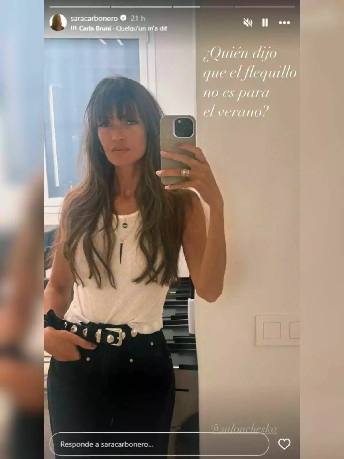 Sara Carbonero amb serrell i cabell llarg es fa una selfie davant del mirall portant un top blanc i uns pantalons foscos, amb la frase a la imatge que qüestiona si el serrell és només per a l’estiu. Sara Carbonero amb serrell i cabell llarg es fa una selfie davant del mirall portant un top blanc i uns pantalons foscos, amb la frase a la imatge que qüestiona si el serrell és només per a l’estiu.