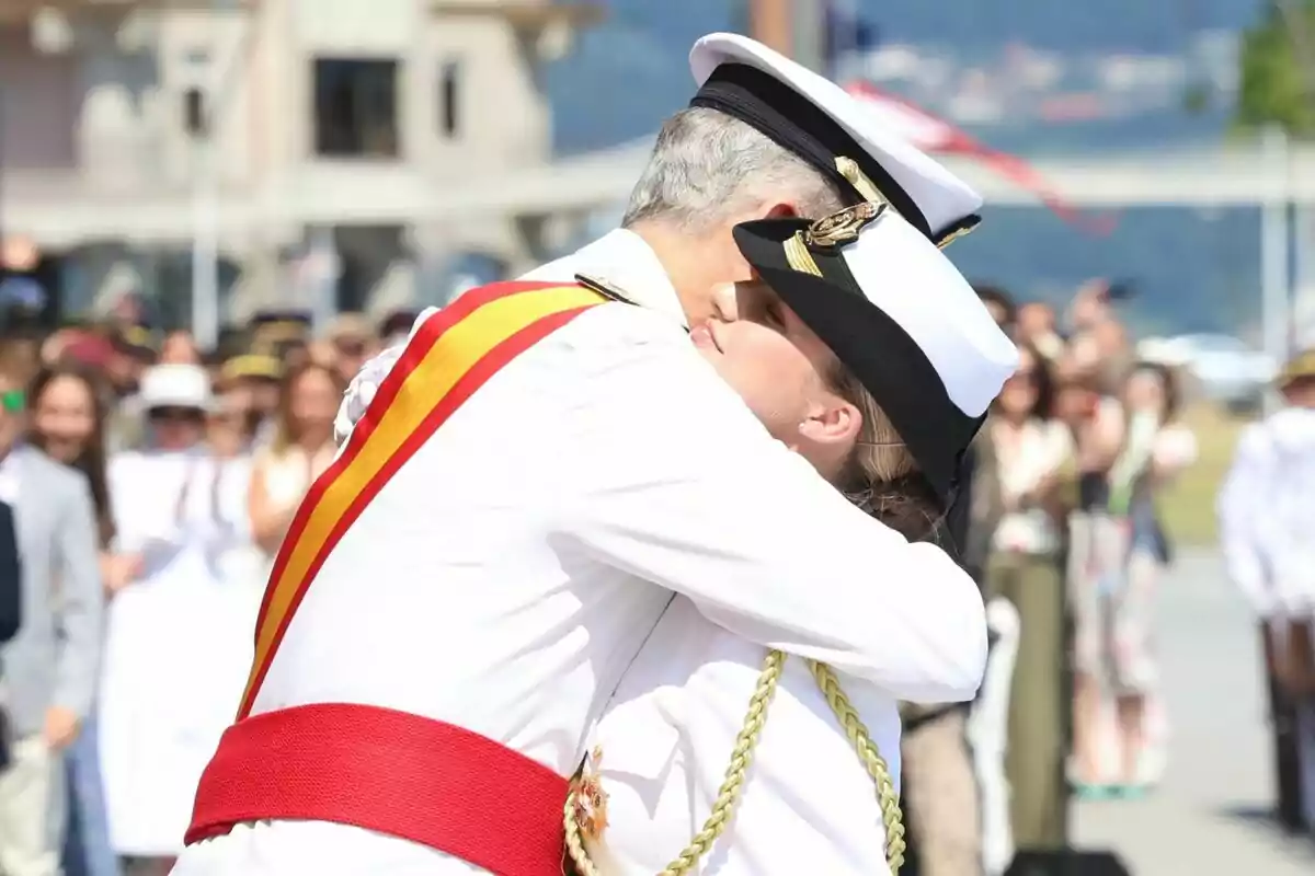 King Felipe VI bestows upon Her Royal Highness the Princess of Asturias the Grand Cross of Naval Merit with white insignia, on July 16, 2025, in Marín, Pontevedra, and they embrace. King Felipe VI bestows upon Her Royal Highness the Princess of Asturias the Grand Cross of Naval Merit with white insignia, on July 16, 2025, in Marín, Pontevedra, and they embrace.