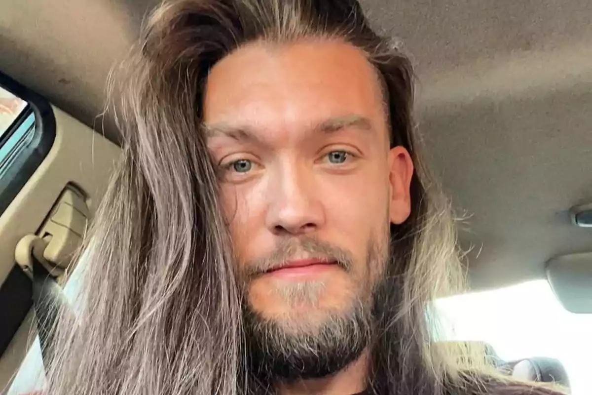 Bryan Braman de cabello largo y barba sentado dentro de un automóvil Bryan Braman de cabello largo y barba sentado dentro de un automóvil